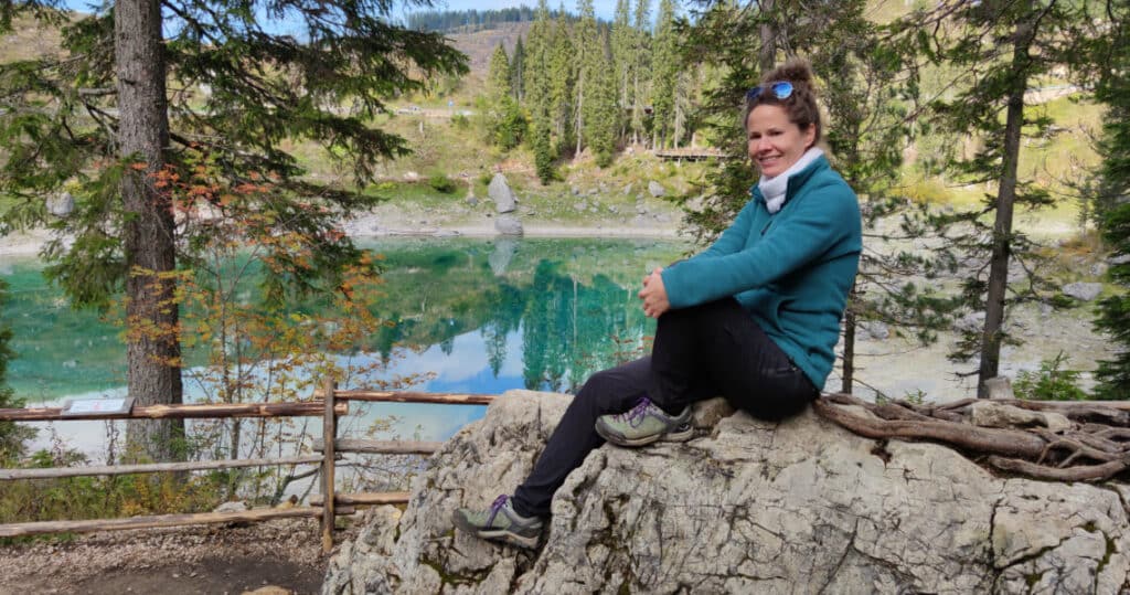 Anja an einem Aussichtspunkt am Karersee