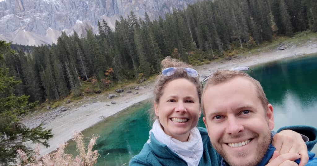 Anja und Samuel vor dem Karersee in den Dolomiten.