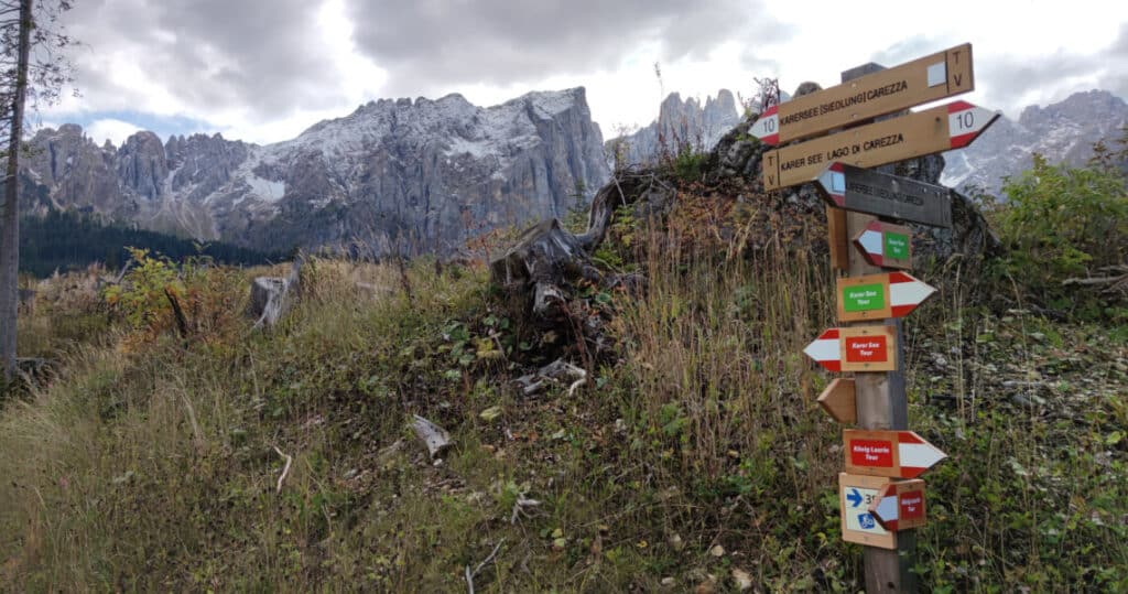 Wegweiser vor dem Latemarmassiv