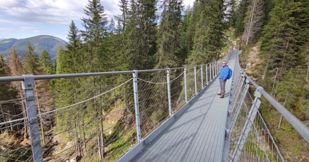 Samy auf der Hängebrücke über dem Welschnofer Bach