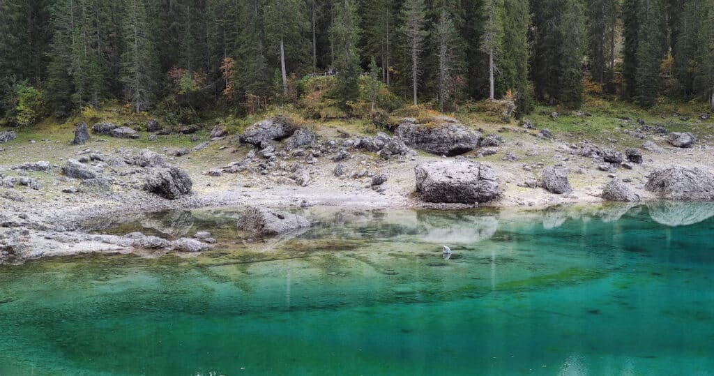 Der kristallklare Karersee schimmert in allen Regenbogenfarben