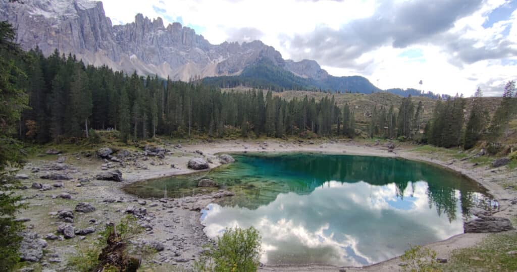 Unglaubliches Panorama: der Karersee vor dem Latemarmassiv