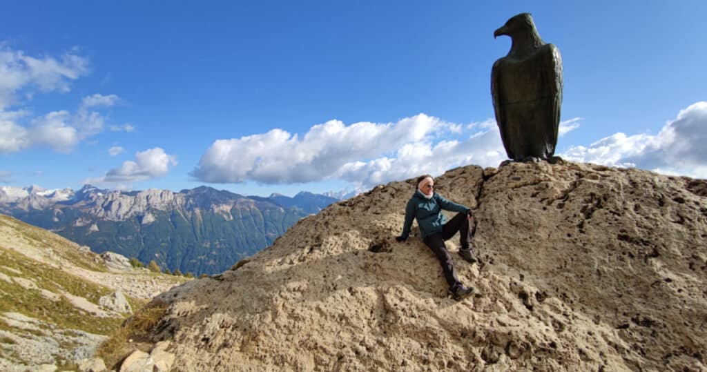 Das Christomannos-Denkmal auf dem Weg zur Bergstation der Paolina-Bahn