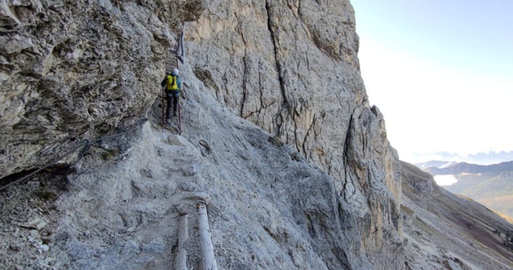 Die erste Leiter (A) auf dem Weg zum Vajolonpass