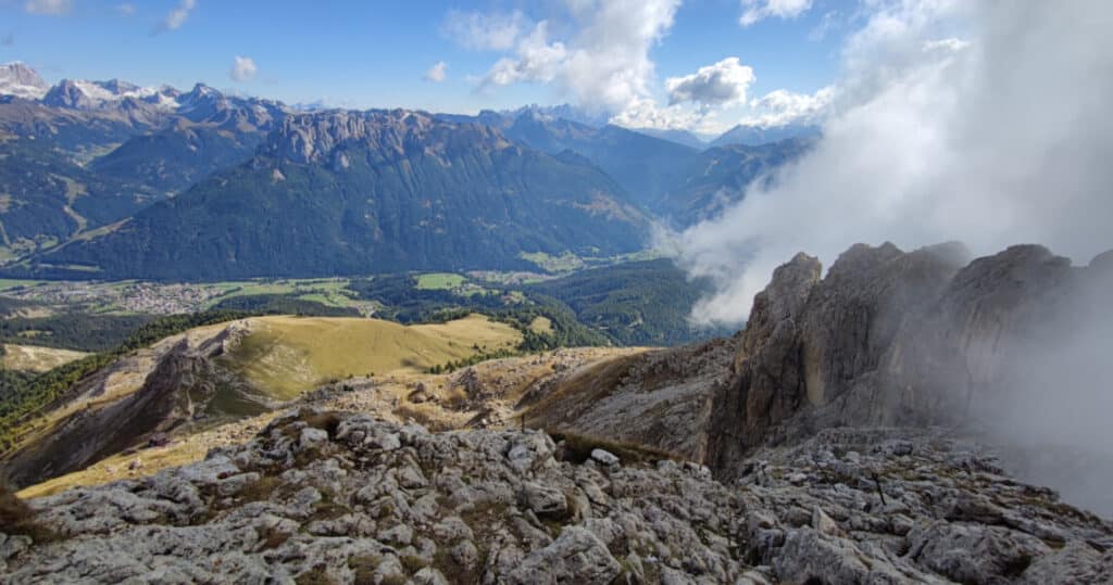 Die Wolken kriechen von Westen die Felswand herauf