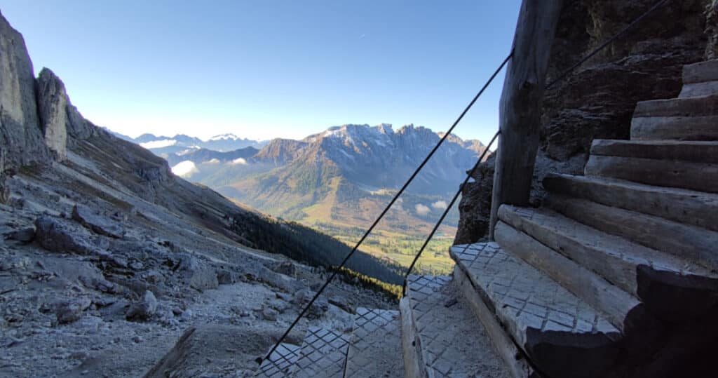 Einmaliger Blick auf das gegenüberliegende Latemarmassiv in morgendlichen Pastellfarben.