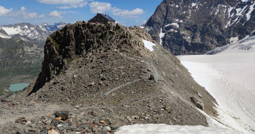 Blick auf die Tierberglihütte, den Steingletscher und den Steinsee