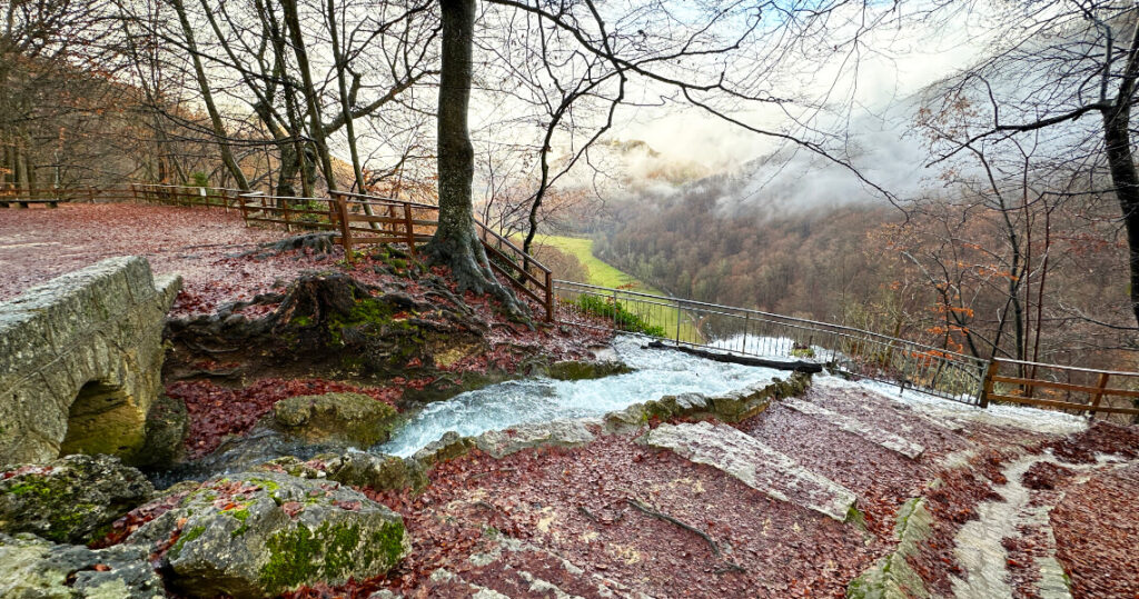 Panoramablick vom Wasserfall