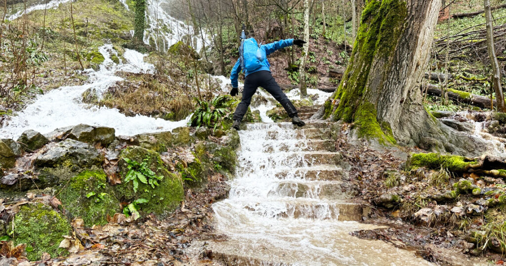 Samuel kämpft sich trotz Wassermassen hoch ... :-)